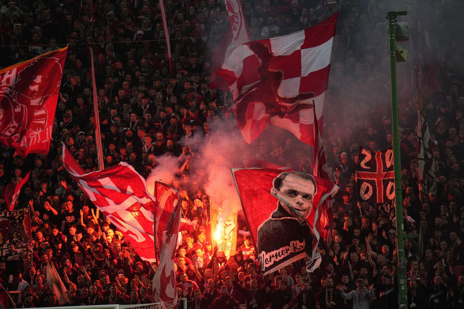 Der 1. FC Kaiserslautern wurde wegen mehrerer Vergehen seiner Fans mit einer hohen Geldstrafe belegt.
