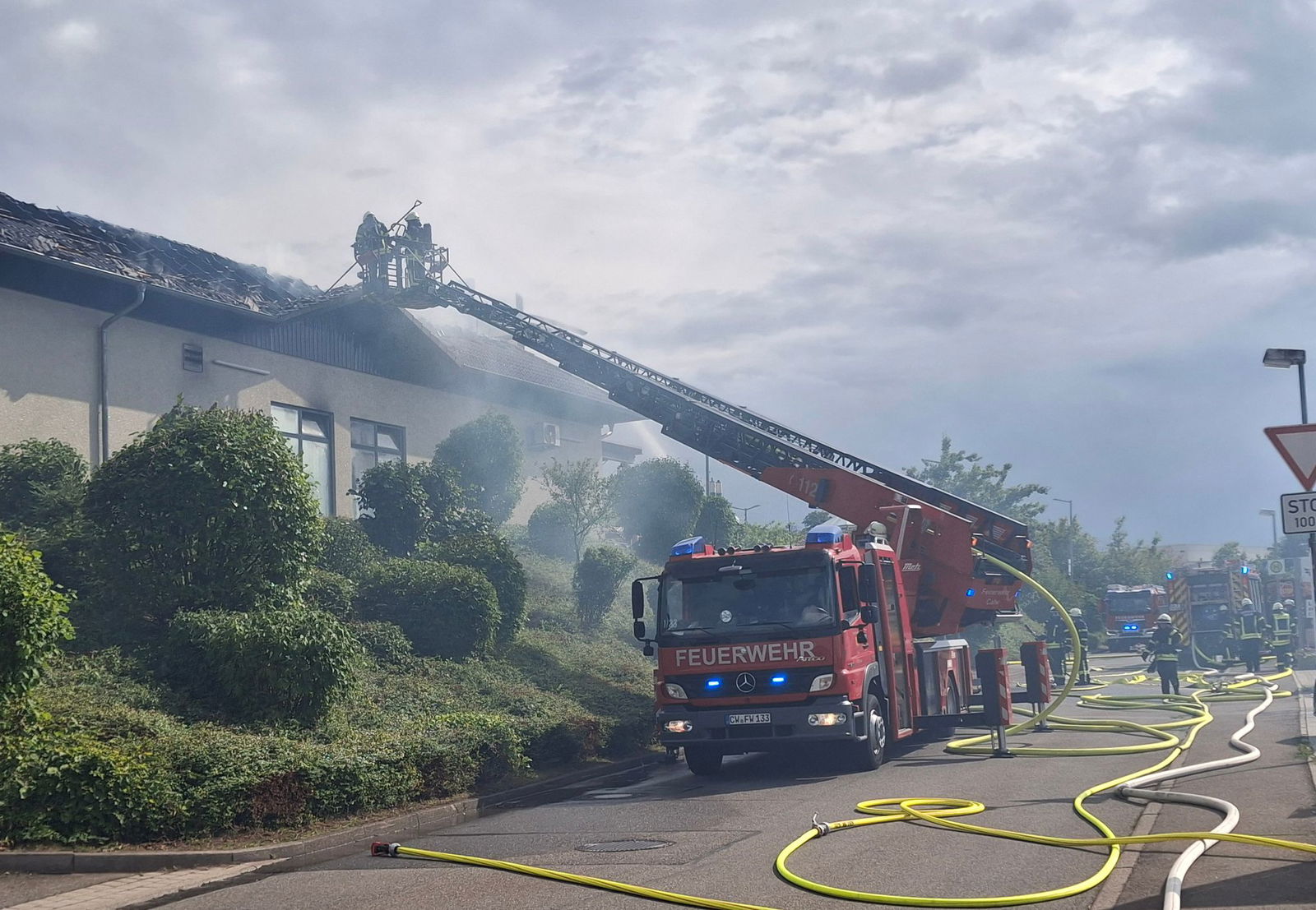 Feuerwehrleute benötigen mehrere Stunden, um den Brand zu löschen. 