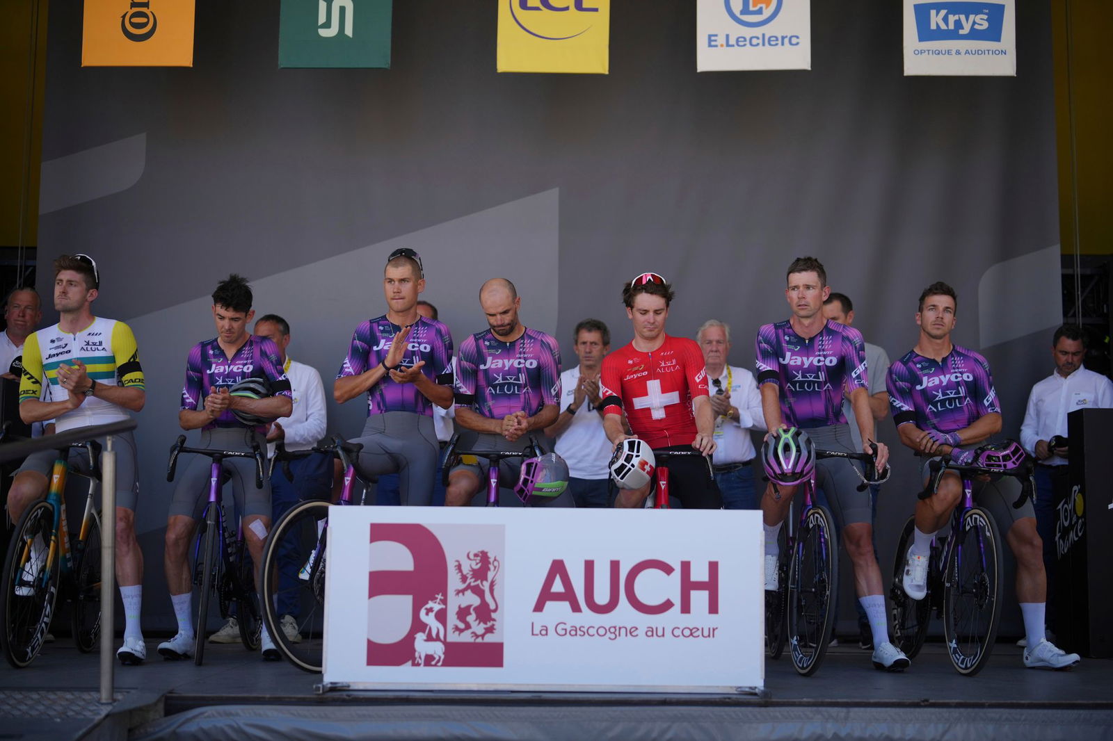 Bei der Tour de France legte das Team des tödlich verunglückten Radsportlers eine Schweigeminute ein.