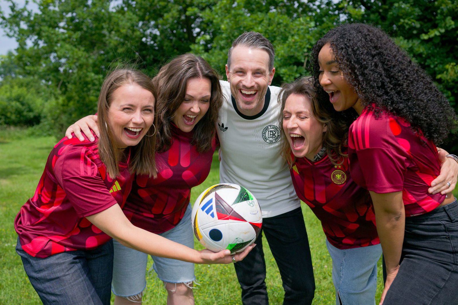 Nicht nur Sarah Victoria Schalow ist am Set von «Alles was zählt» im Fußballfieber - auch viele Kollegen.