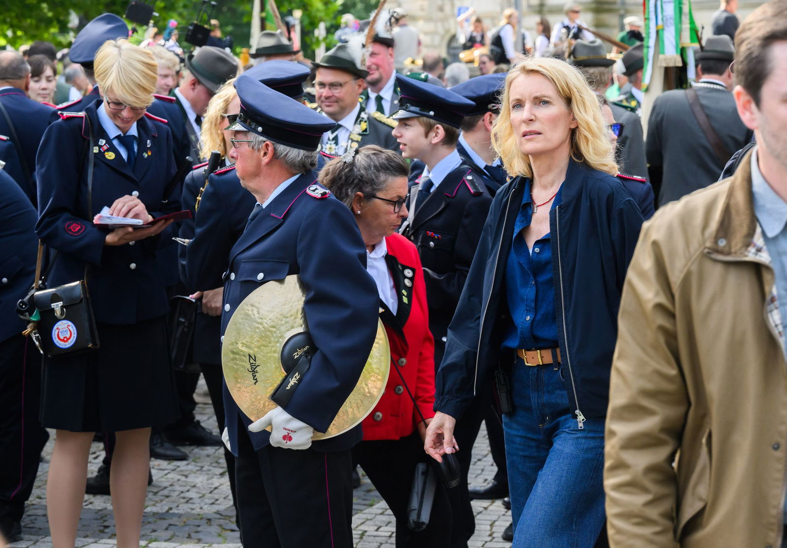 Die Schauspielerin Maria Furtwängler steht bei Dreharbeiten für einen neuen fiktiven „Tatort“ inmitten des realen Schützenausmarsches am Neuen Rathaus. 
