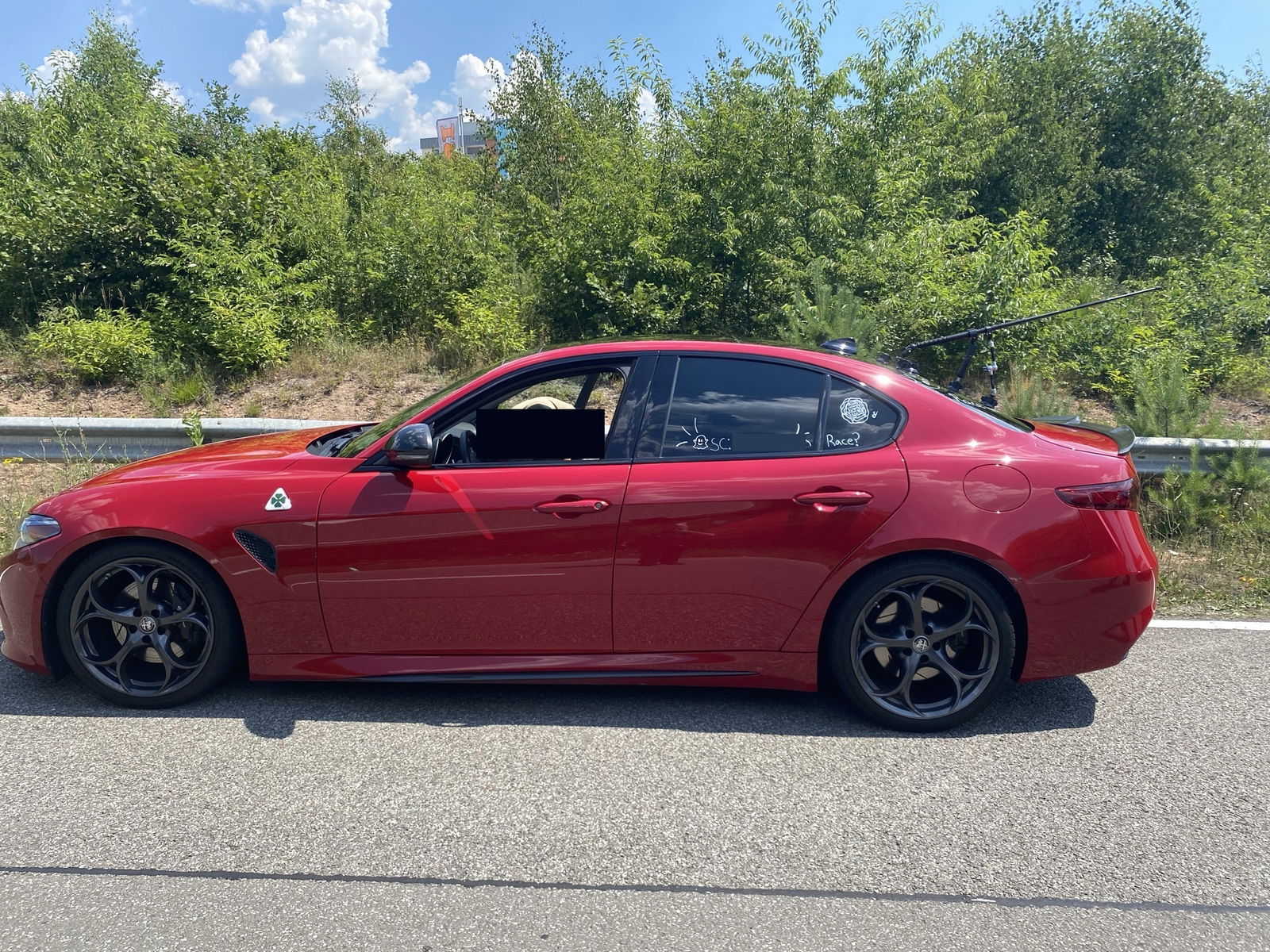 Rotes, frisiertes Auto mit Raser-Werbung