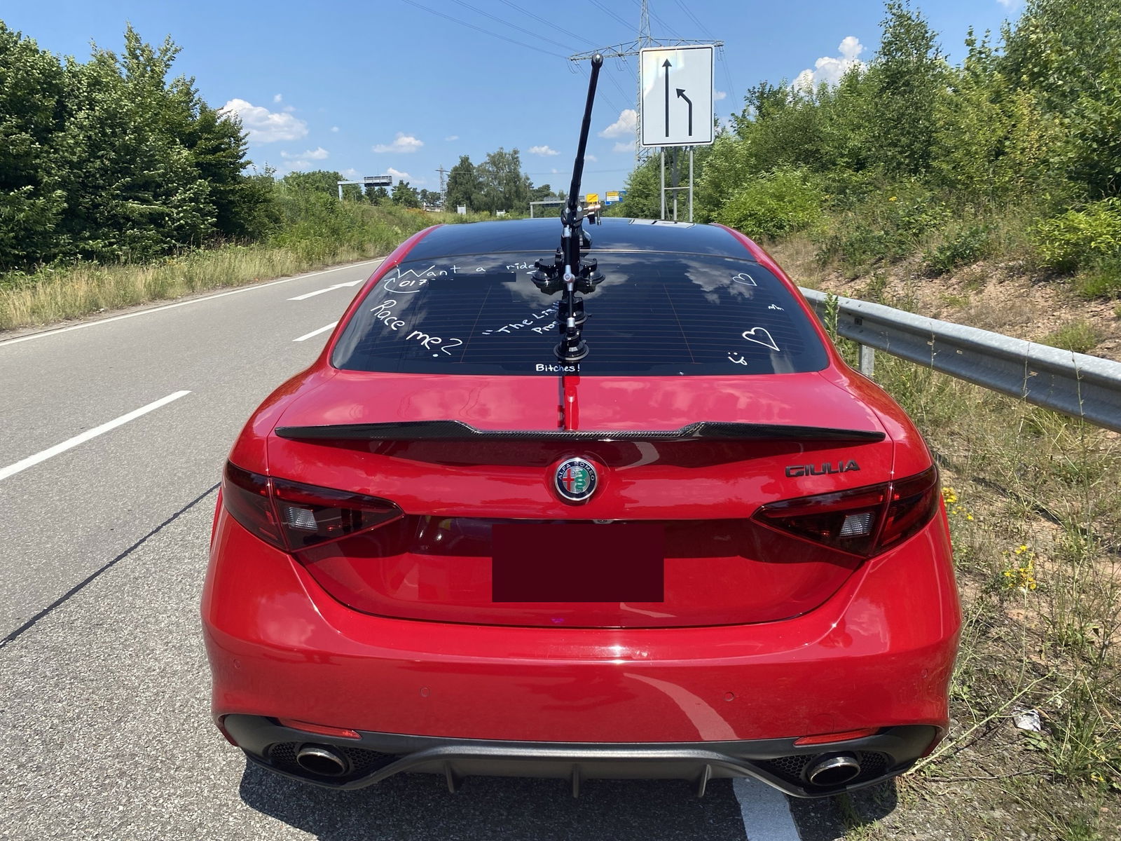 Ein rotes frisiertes Auto von hinten