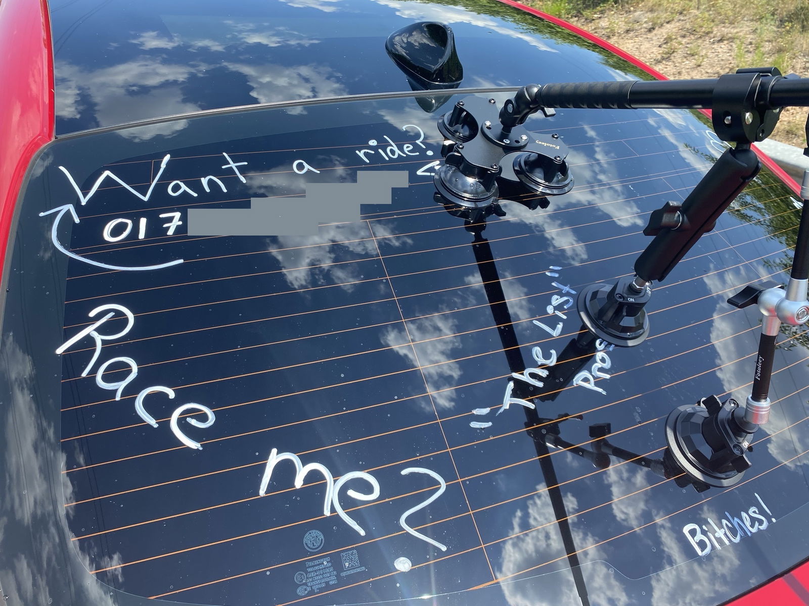 Heck eines frisierten Autos mit Raser-Werbung