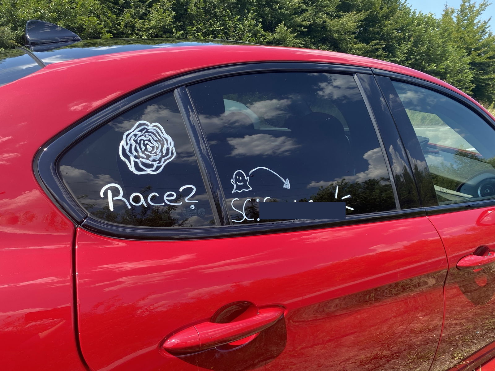 Ein rotes Auto mit Aufforderung zu Straßenrennen