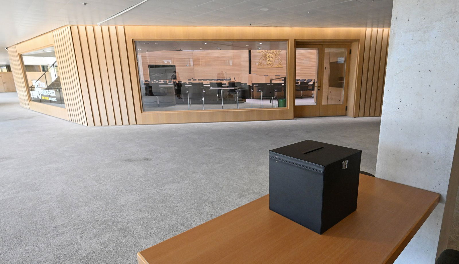 In eine solche Urne warf Born den Stimmzettel im Landtag.