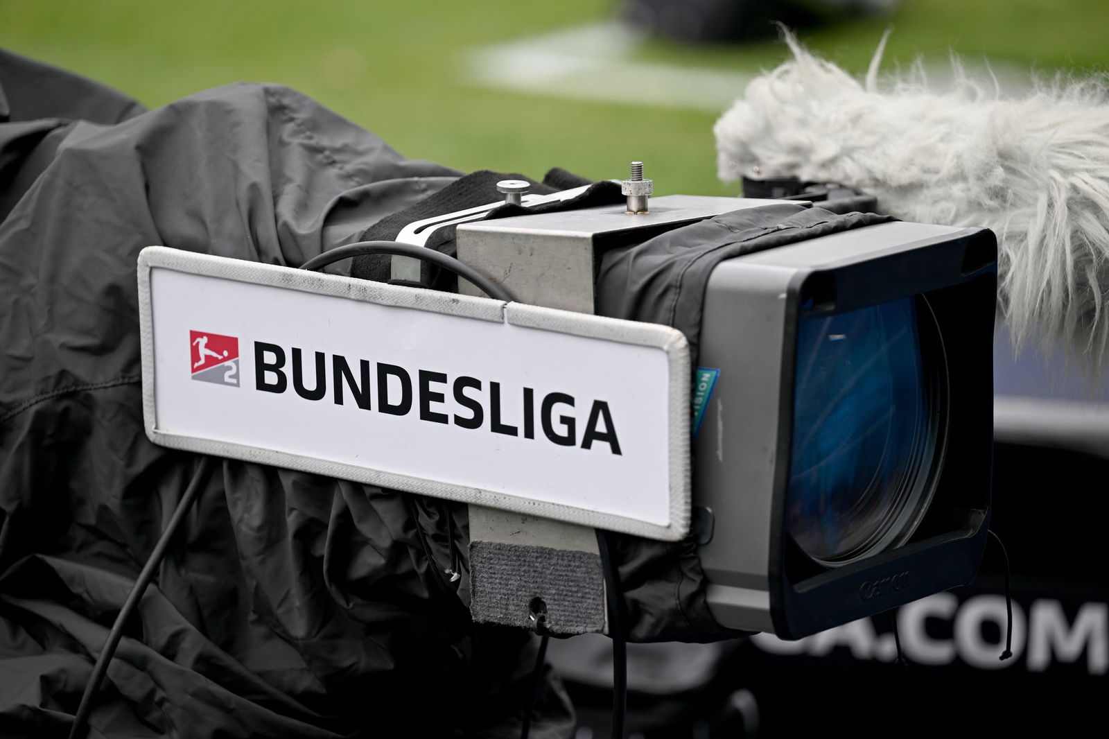 RTL startet mit der Übertragung der Partie Bielefeld gegen Düsseldorf in die Zweitliga-Saison,