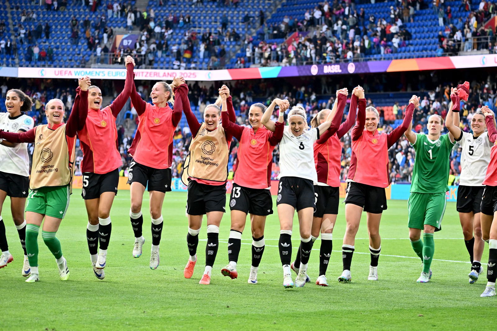 Die deutschen Fußballerinnen feiern den 2:1-Sieg gegen Dänemark.