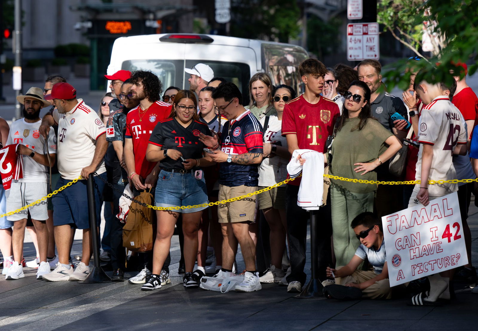 Bayern-Anhänger warten vor dem Teamhotel in Cincinnati auf die Münchner Stars wie Jamal Musiala.
