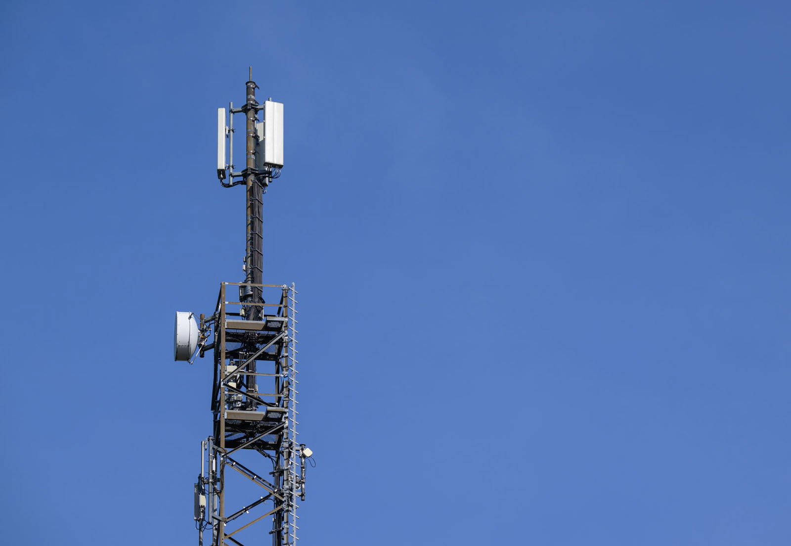 Der Unfall passierte auf einem Mast auf einem Parkplatz an der A61. (Symbolbild) 