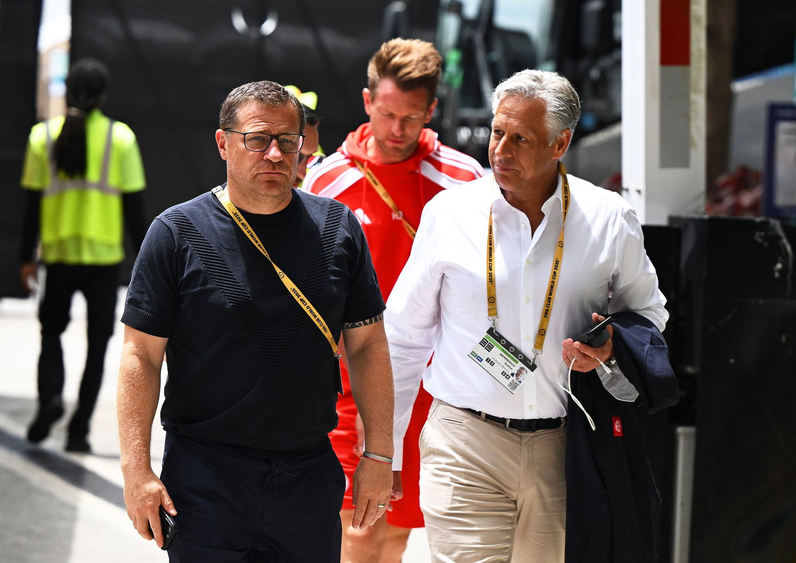Für den FC Bayern München um Sportvorstand Max Eberl (l) ist ein Wechsel von Nico Williams zum deutschen Rekordmeister allein schon wegen der Gehaltsforderungen gescheitert.