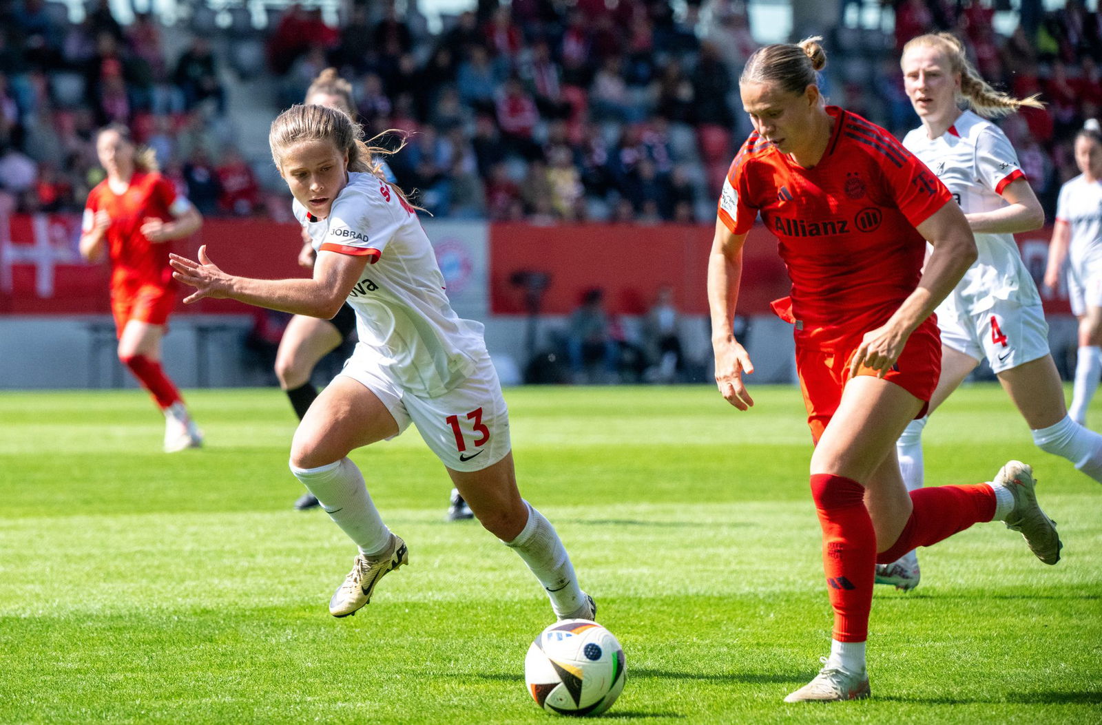 Nia Szenk (l) trägt weiterhin das Trikot des SC Freiburg.
