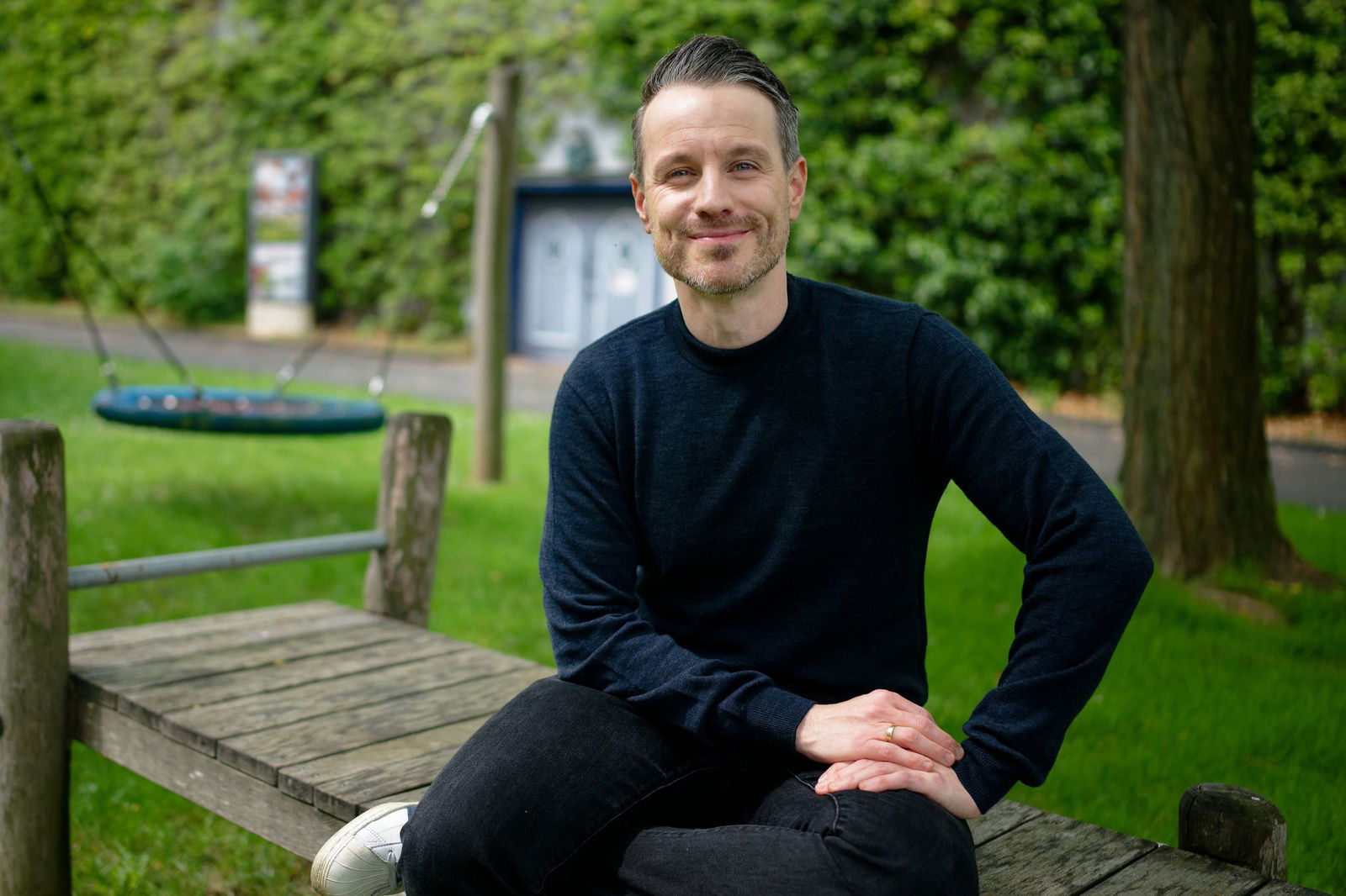 Schauspieler Marc Dumitru hat in seinem ersten Jahr als Vater die Eltern-Szene kennengelernt. 