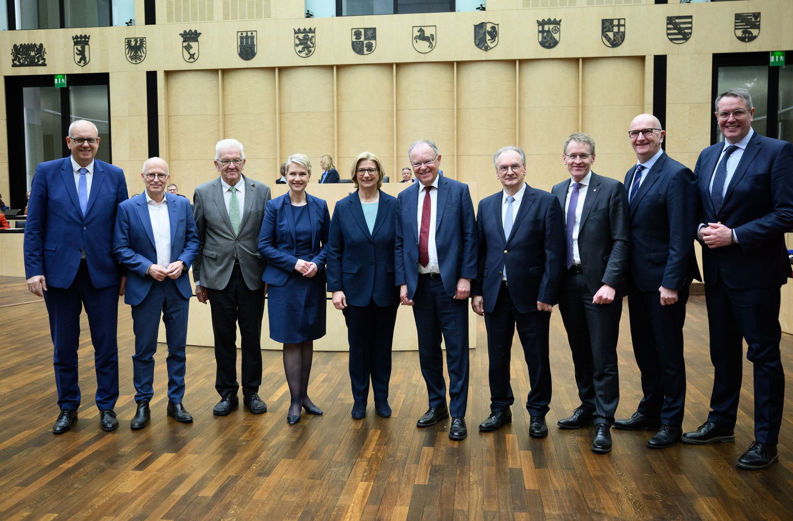 Mit 2,06 Metern ist Alexander Schweitzer (rechts) oft der Größte in der Runde. (Archivfoto)