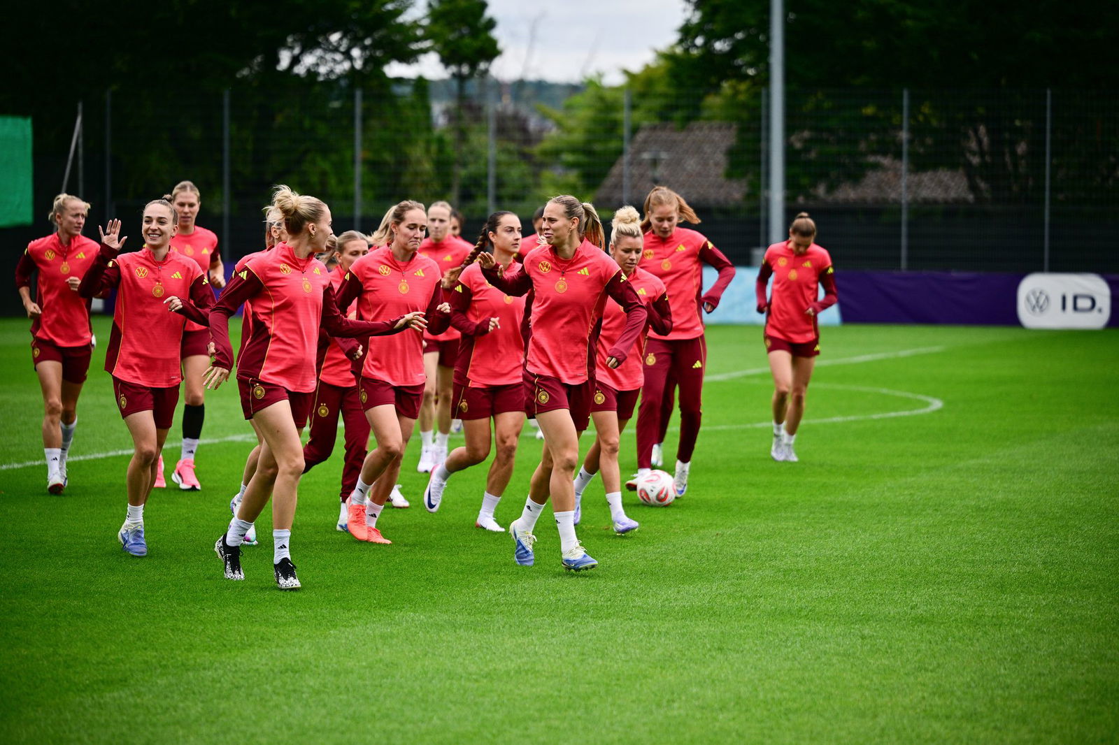 Deutsche Fußballerinnen: Warmlaufen für Weltmeister Spanien.