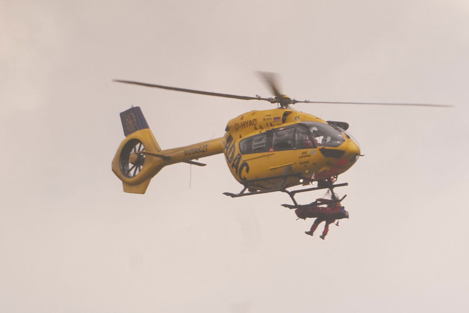 Eine 82-Jährige wurde per Rettungshubschrauber in eine Klinik gebracht. (Symbolbild)