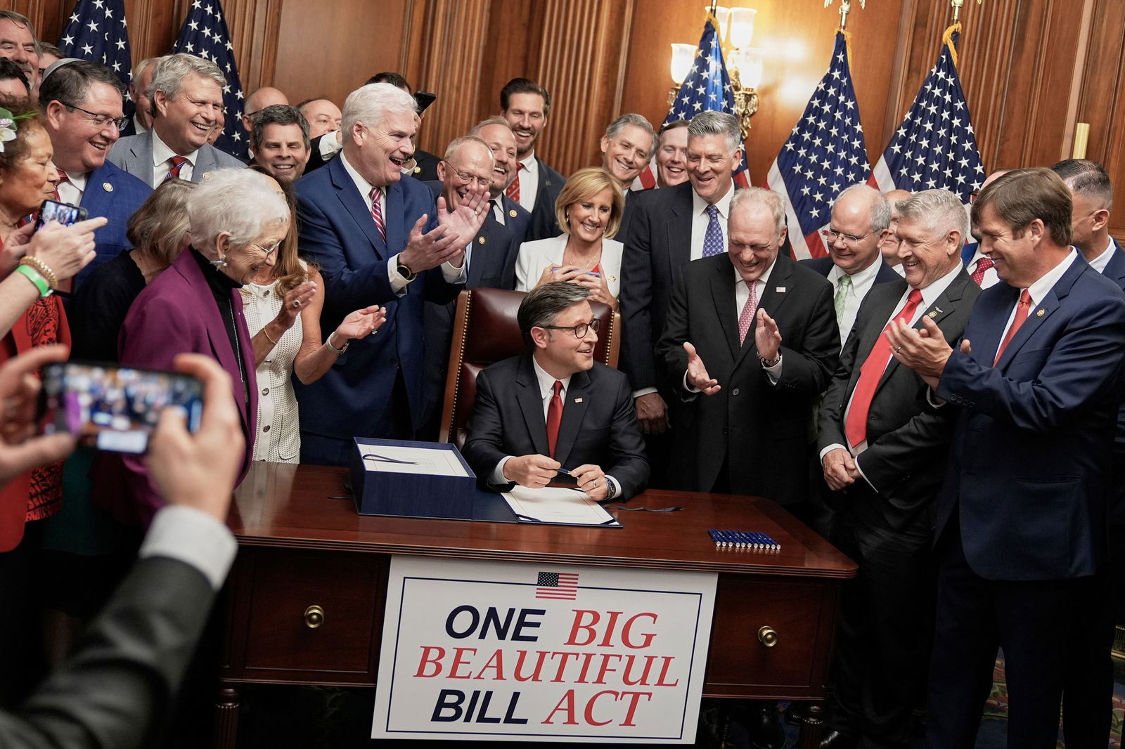 Die Republikaner feiern das neue Gesetz,