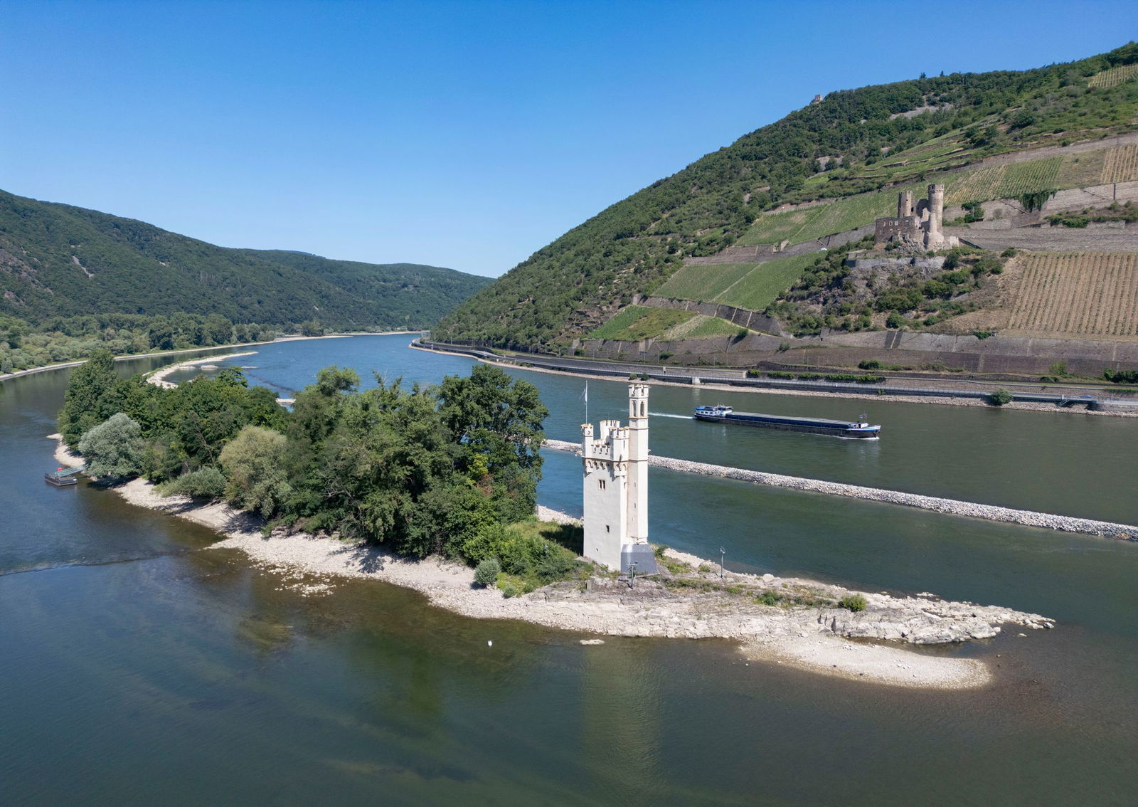 Die Schifffahrt muss sich an die fallenden Wasserstände am Rhein anpassen.