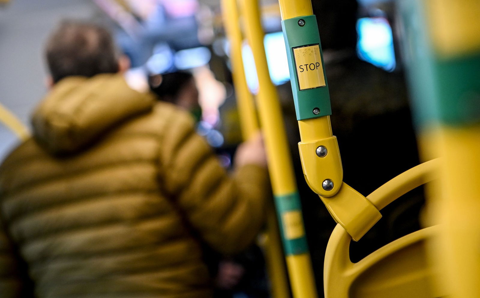 Drei junge Fahrgäste kamen der Jugendlichen in dem Bus zu Hilfe. (Symbolbild)