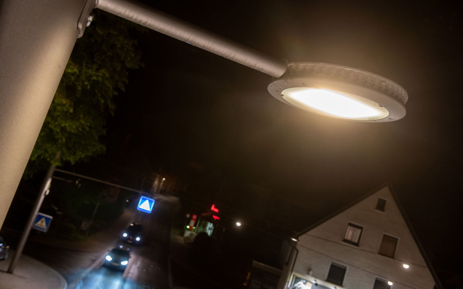 In Heiningen (Landkreis Göppingen) startete 2022 ein Pilotprojekt, bei dem Leuchten abhängig von Verkehrsaufkommen heruntergedimmt wurden. (Archivbild)