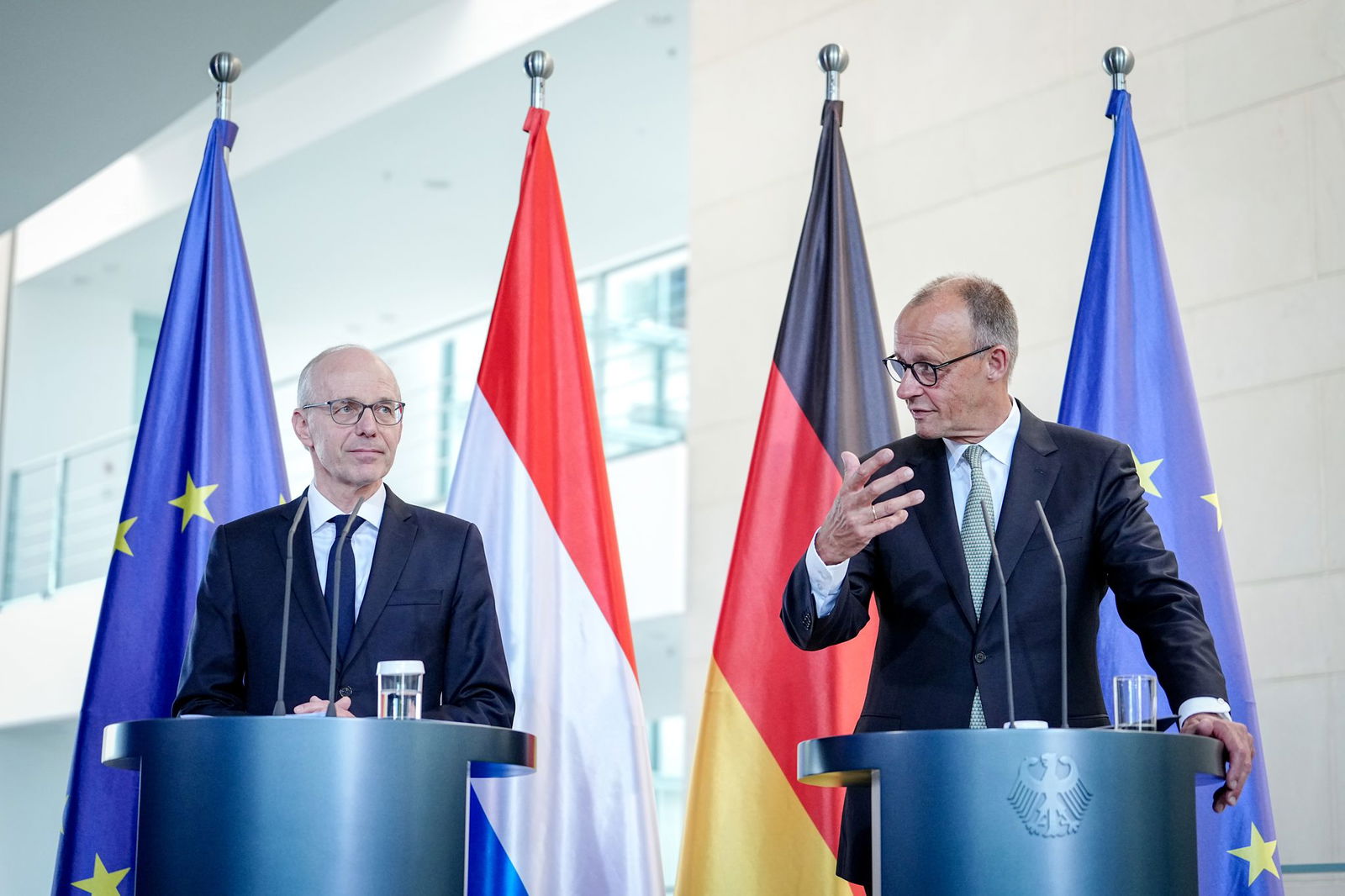 Bundeskanzler Friedrich Merz (CDU) verteidigt Grenzkontrollen gegen Kritik aus Nachbarländern.