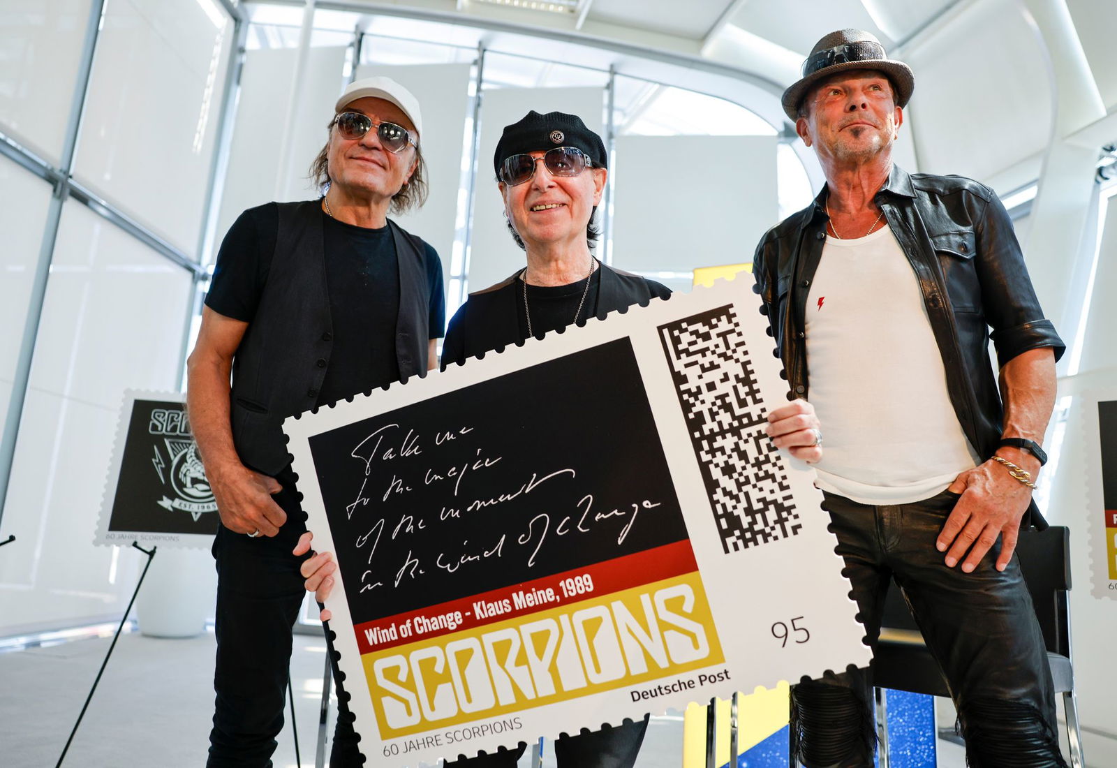 Eine der vier Scorpions-Briefmarken zeigt eine Textzeile des Songs «Wind of Change» in Klaus Meines Handschrift. 