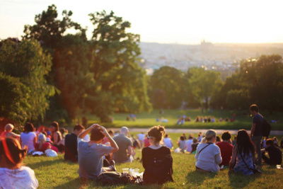 studenten und menschen sitzen auf gras