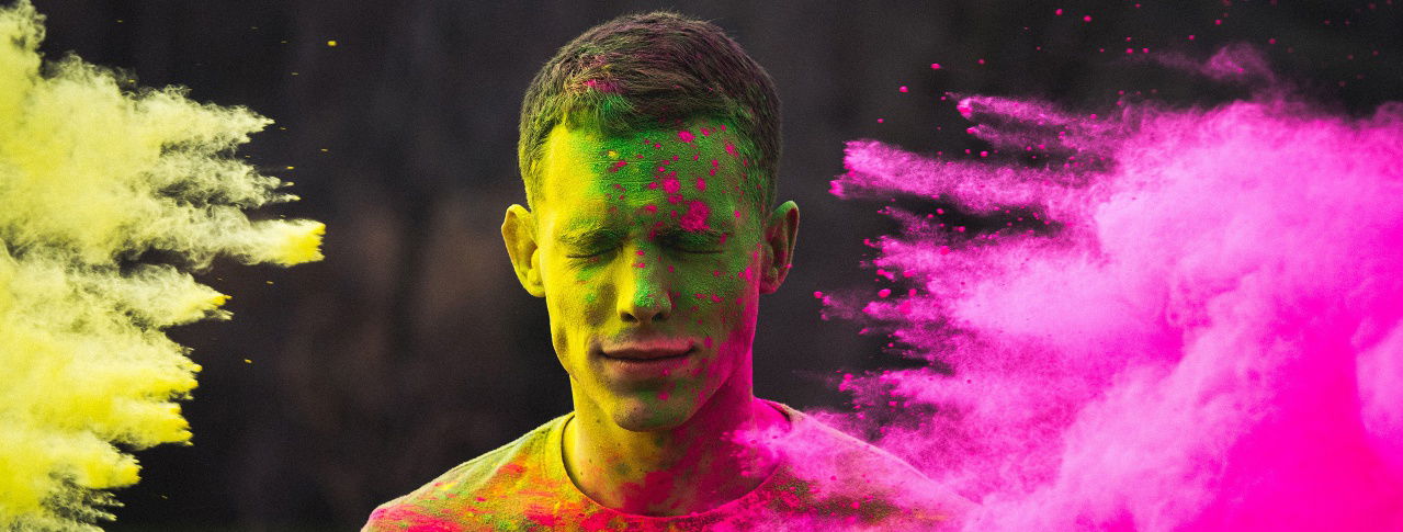 mann mit zwei farben geld und rosa