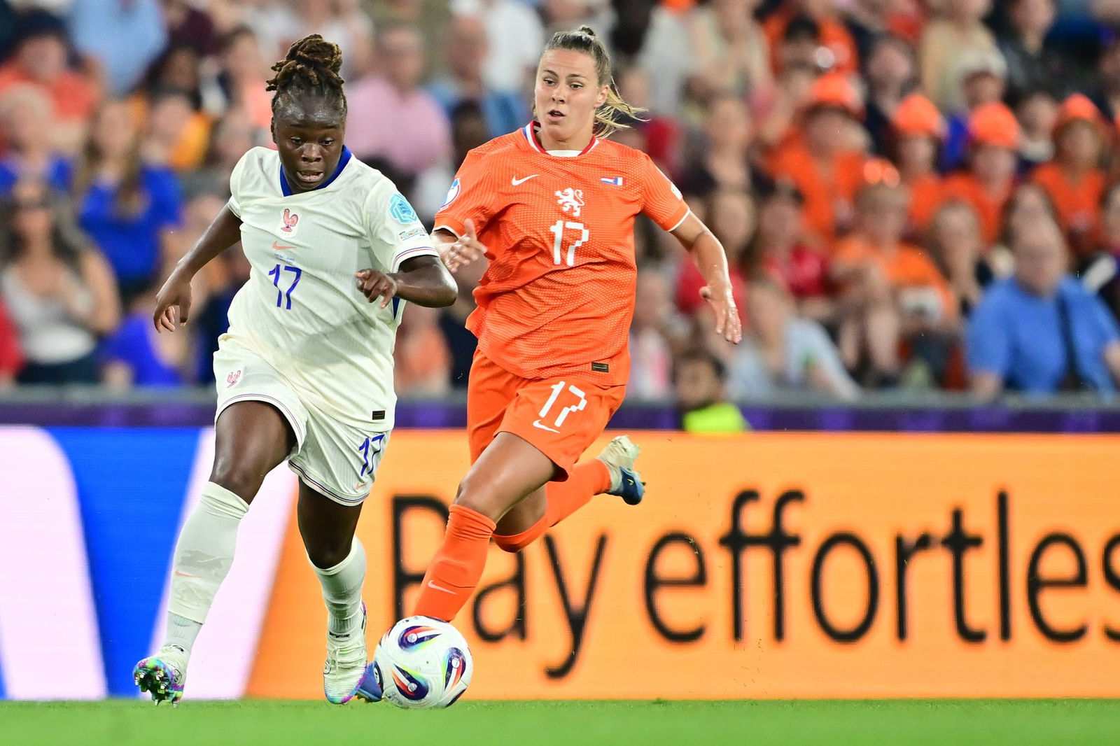 Am Ende kein enges Duell: Frankreichs Sandy Baltimore (l) gegen die Niederländerin Victoria Pelova.