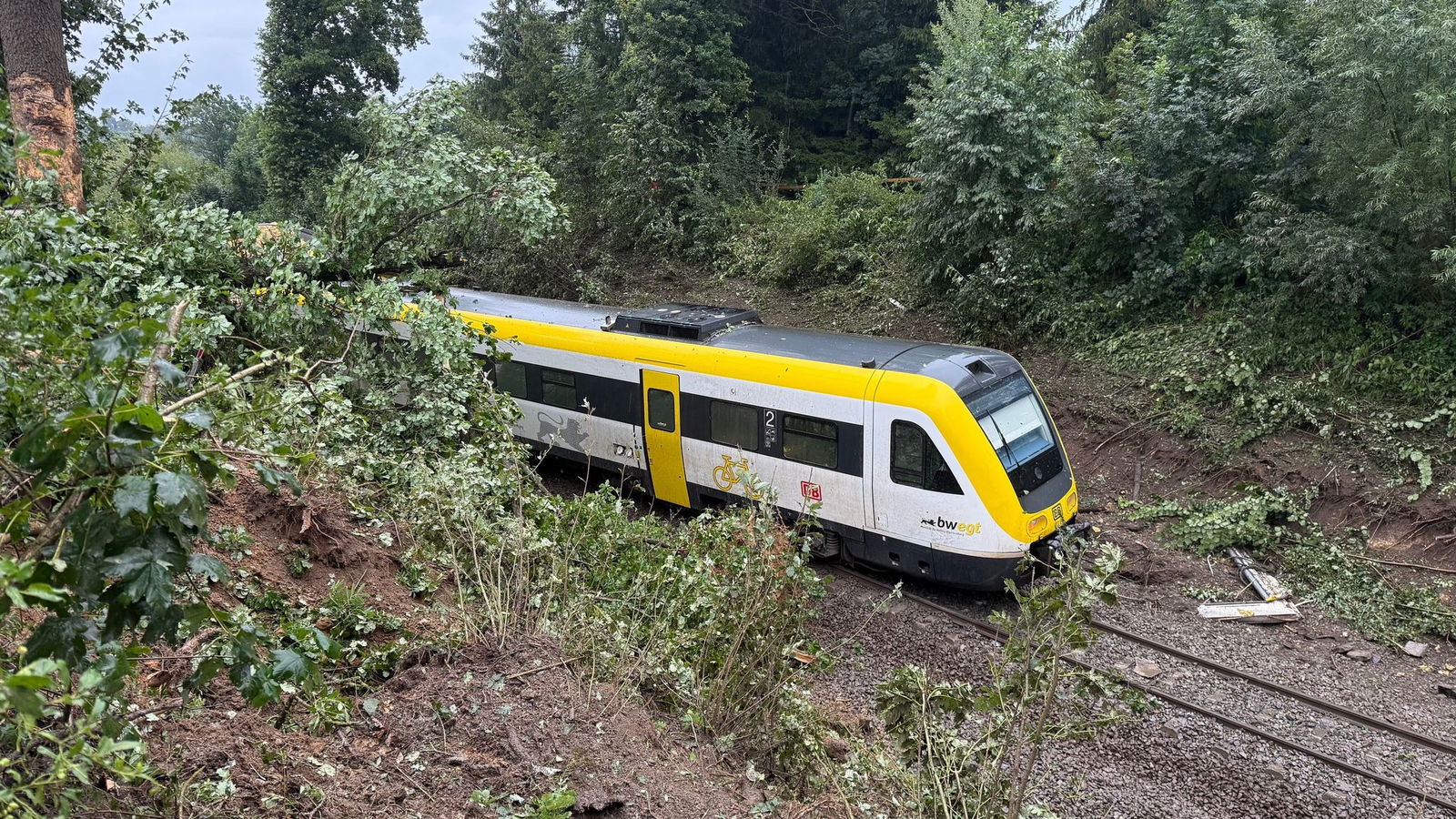 Ein Zug mit Fahrgästen an Bord ist in Oberschwaben entgleist. 