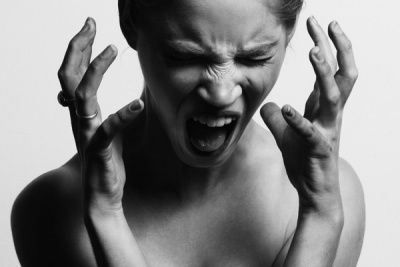 Frau dreht durch, schwarz weiß