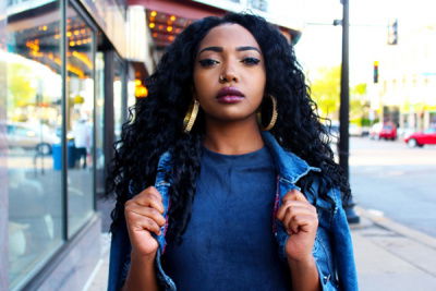 Frau schaut in Kamera