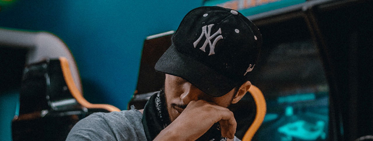 gangster schaut nach unten