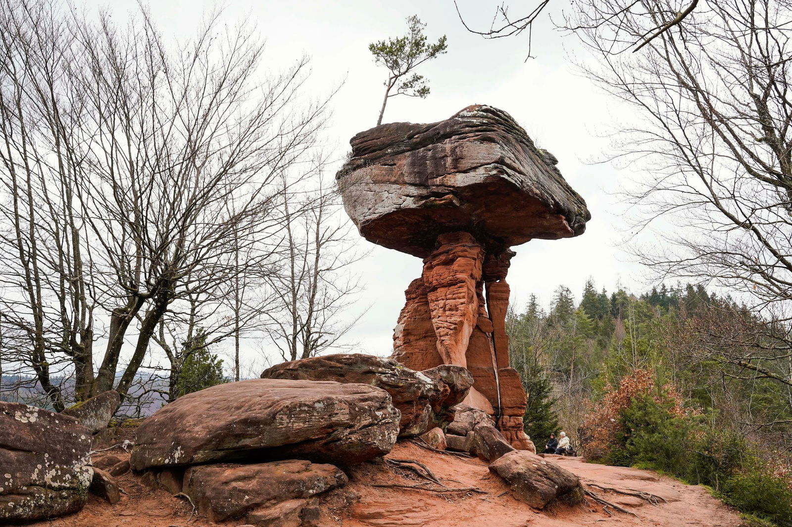 Am Felsen soll man einen kühlen Hauch spüren. (Archivbild)