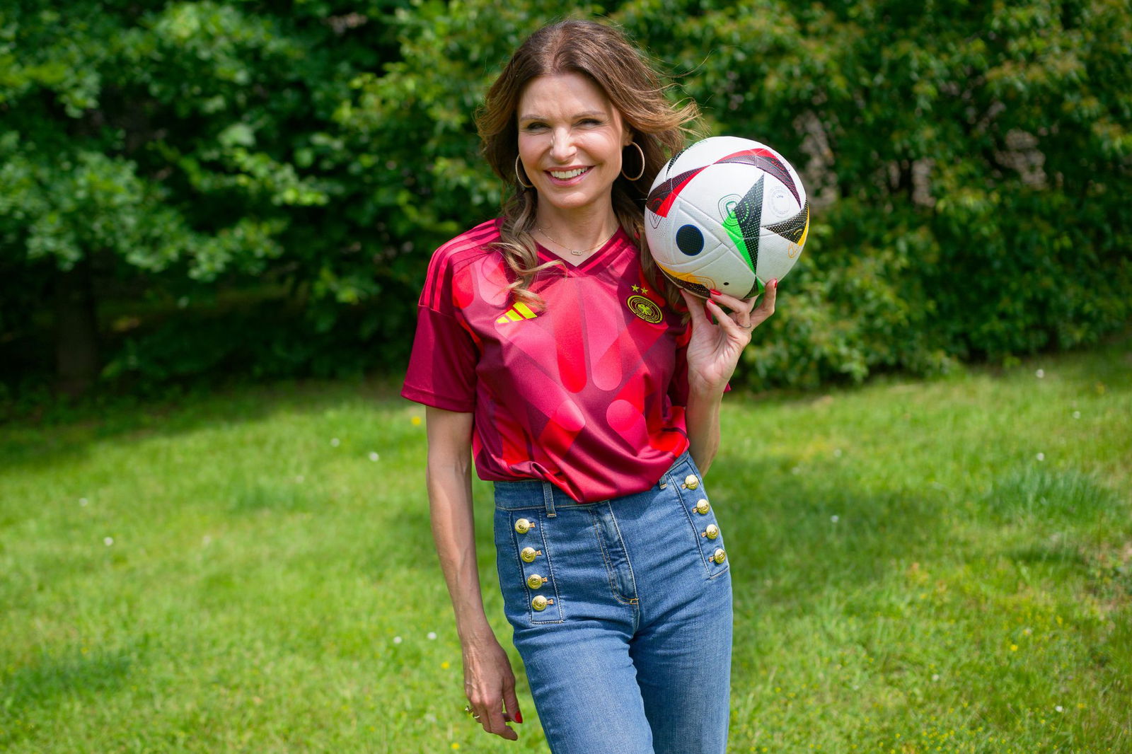 Schauspielerin Tabea Heynig kickt manchmal mit ihrem kleinen Sohn.