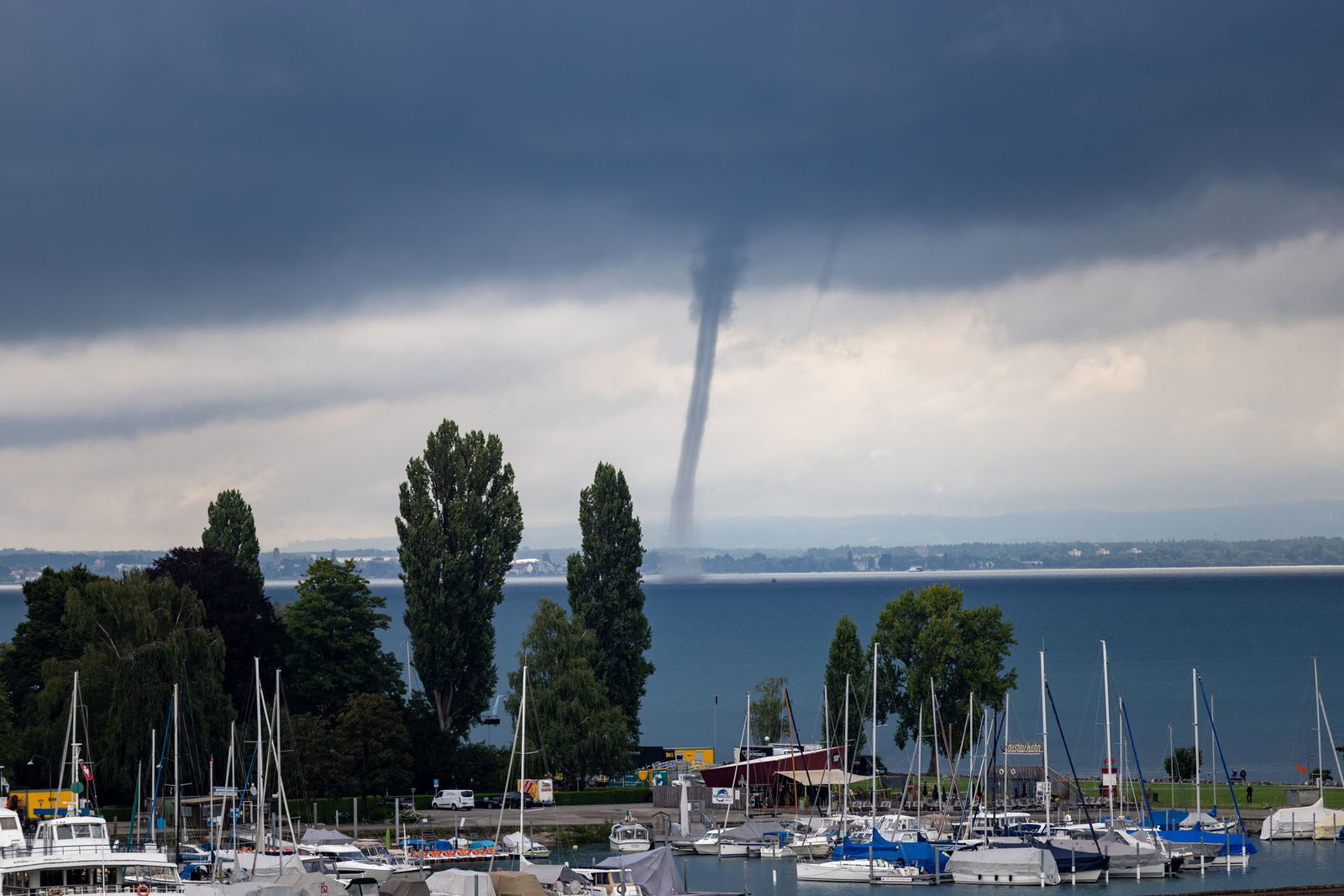 Die Wasserhose war nach Angaben des Deutschen Wetterdienstes etwa eine Stunde zu sehen.