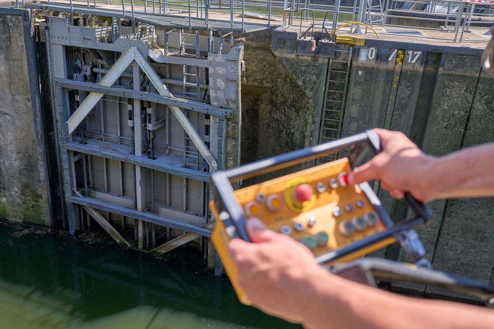Schon am ersten Tag nach dem Unfall stauten sich rund 50 Schiffe vor der defekten Anlage.