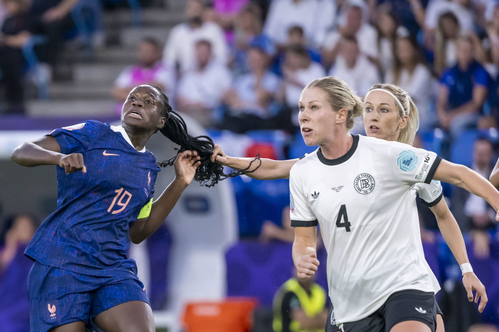 Eine der Szenen des Spiels: Verteidigerin Kathrin Hendrich (r) zieht Frankreichs Griedge Mbock Bathy (l) am Zopf und sieht dafür Rot.