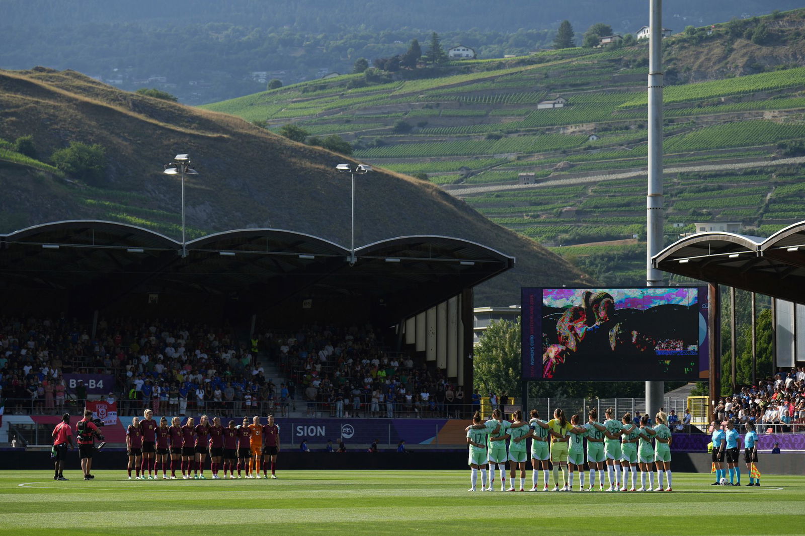 Beim EM-Gruppenspiel zwischen Belgien und Italien gab es eine Schweigeminute zum Gedenken an Liverpools gestorbene Stürmer Diogo Jota