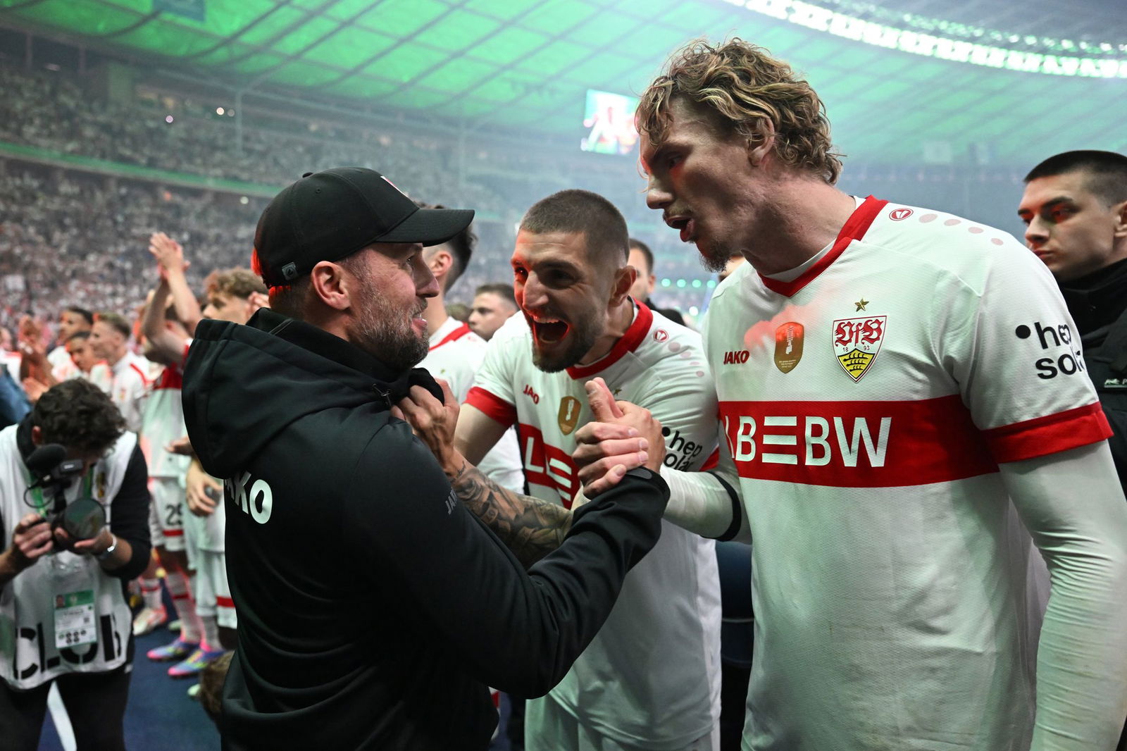 Nick Woltemade (r) will zum FC Bayern wechseln.