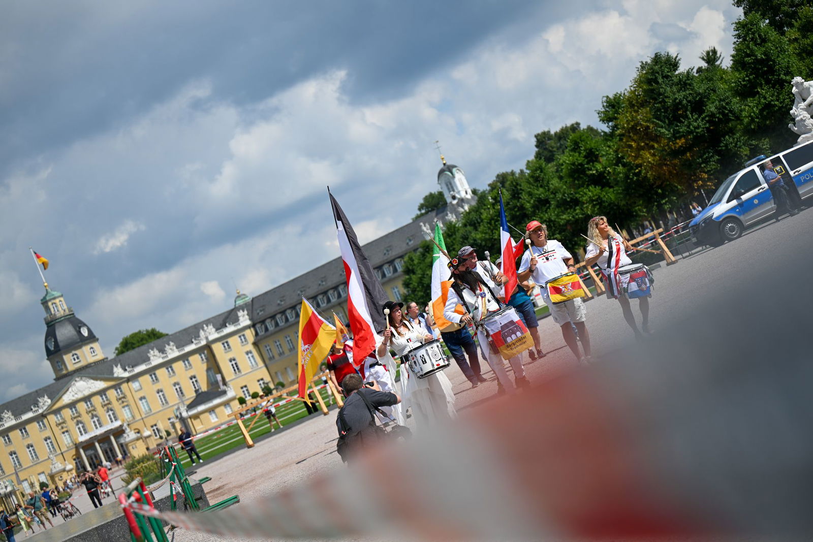Sie schwenkten viele Fahnen.