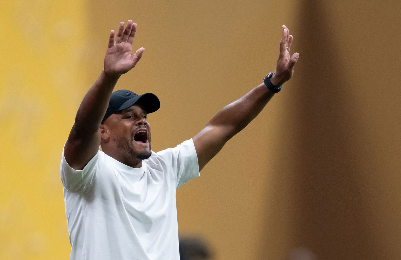 Vincent Kompany am Spielfeldrand in Aktion.