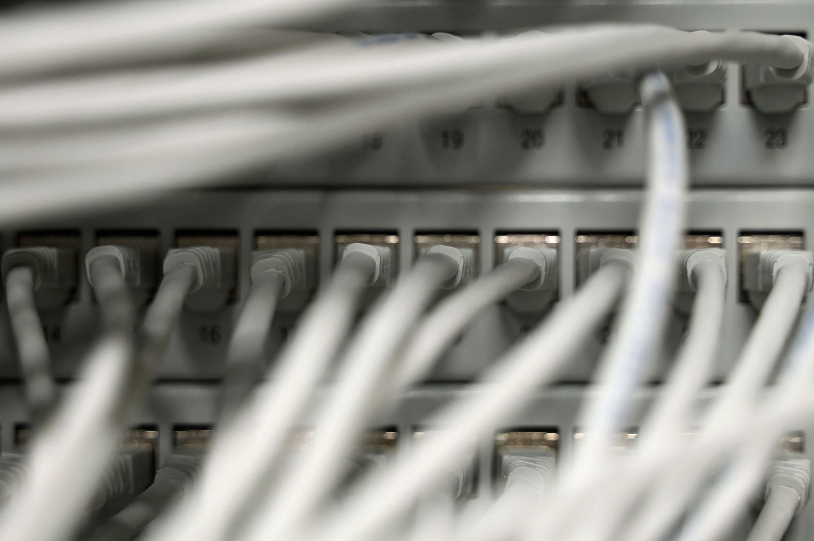 Die Polizei in Osnabrück ermittelt gegen fünf junge Männer, die durch Telefonmanipulationen die Arbeit von Polizeistationen gestört haben sollen. (Symbolfoto) 