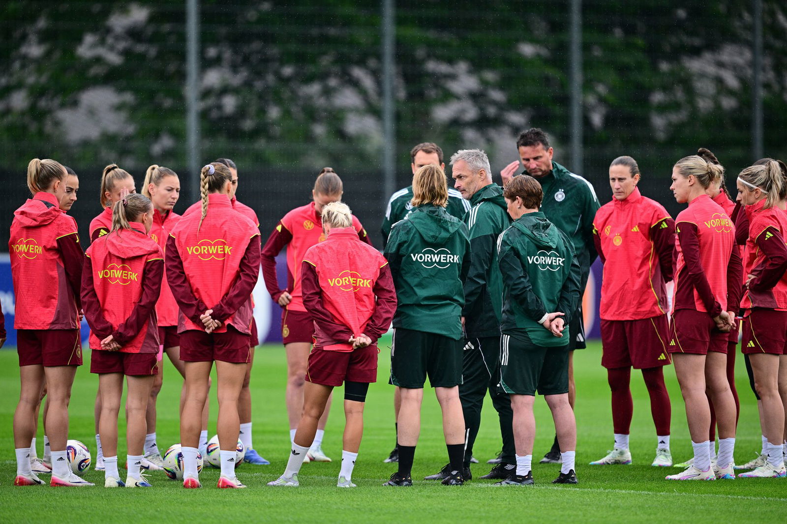 Knackige Ansprache im Regen: Christian Wück auf dem Trainingsplatz.  