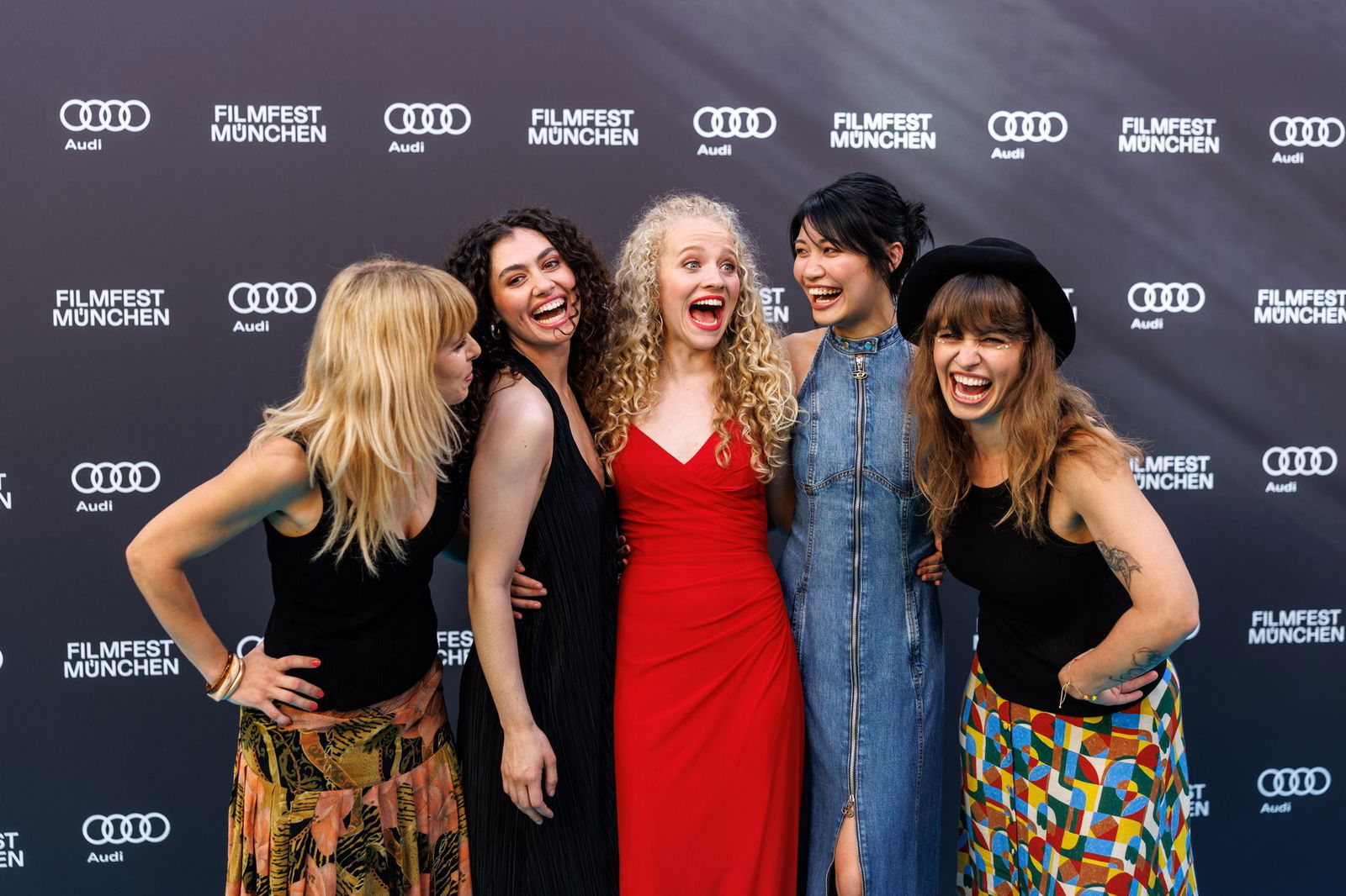 Monika Plura, Julia Novohradsky, Kya-Celina Barucki, Nhung Hong und Martina Plura bei der Premiere.