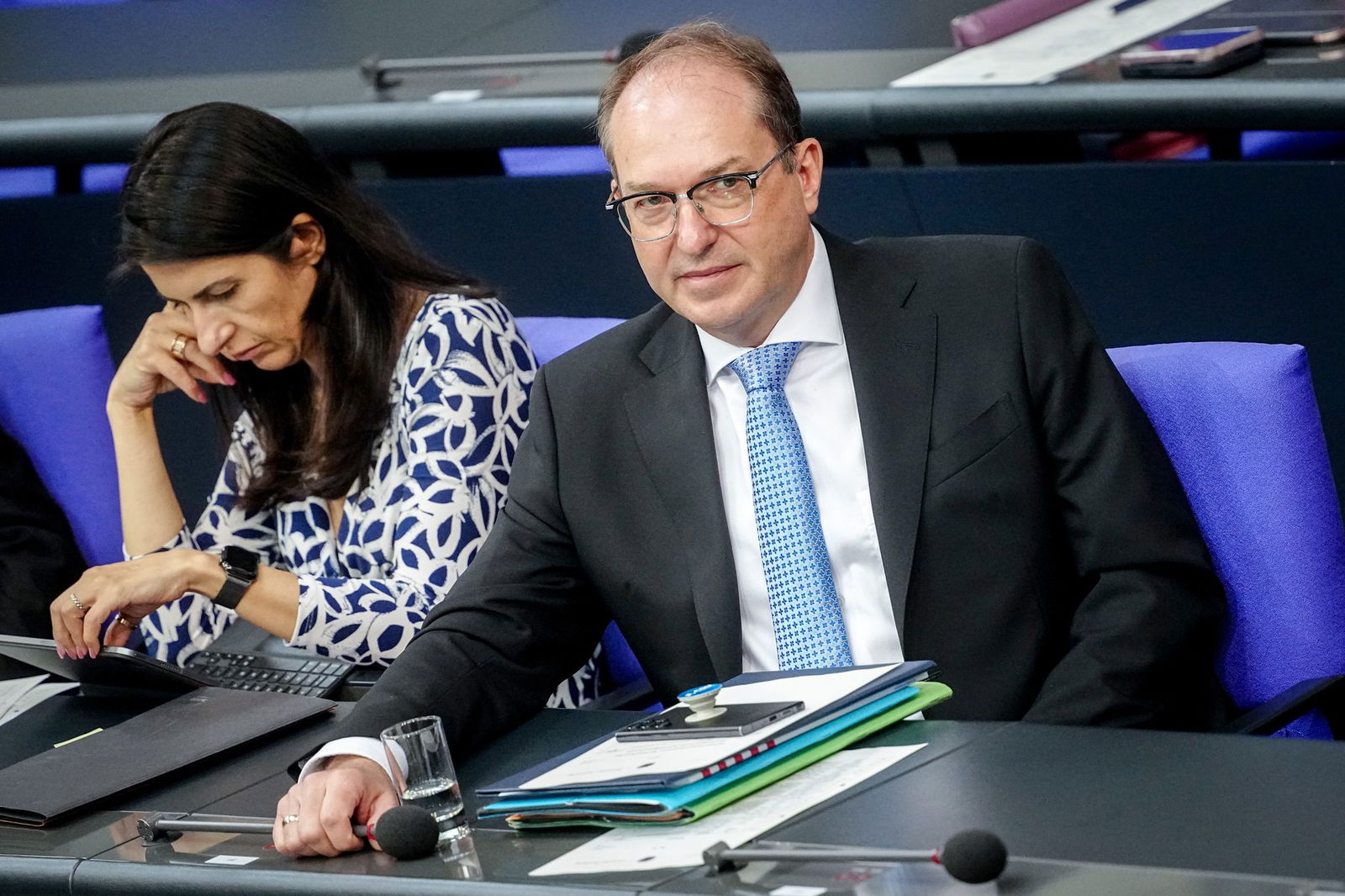 In seiner Rede betont Bundesinnenminister Alexander Dobrindt (CSU), die Regelung zur Abschaffung des Pflichtanwalts betone ausschließlich Ausländer, die vollziehbar ausreisepflichtig seien.