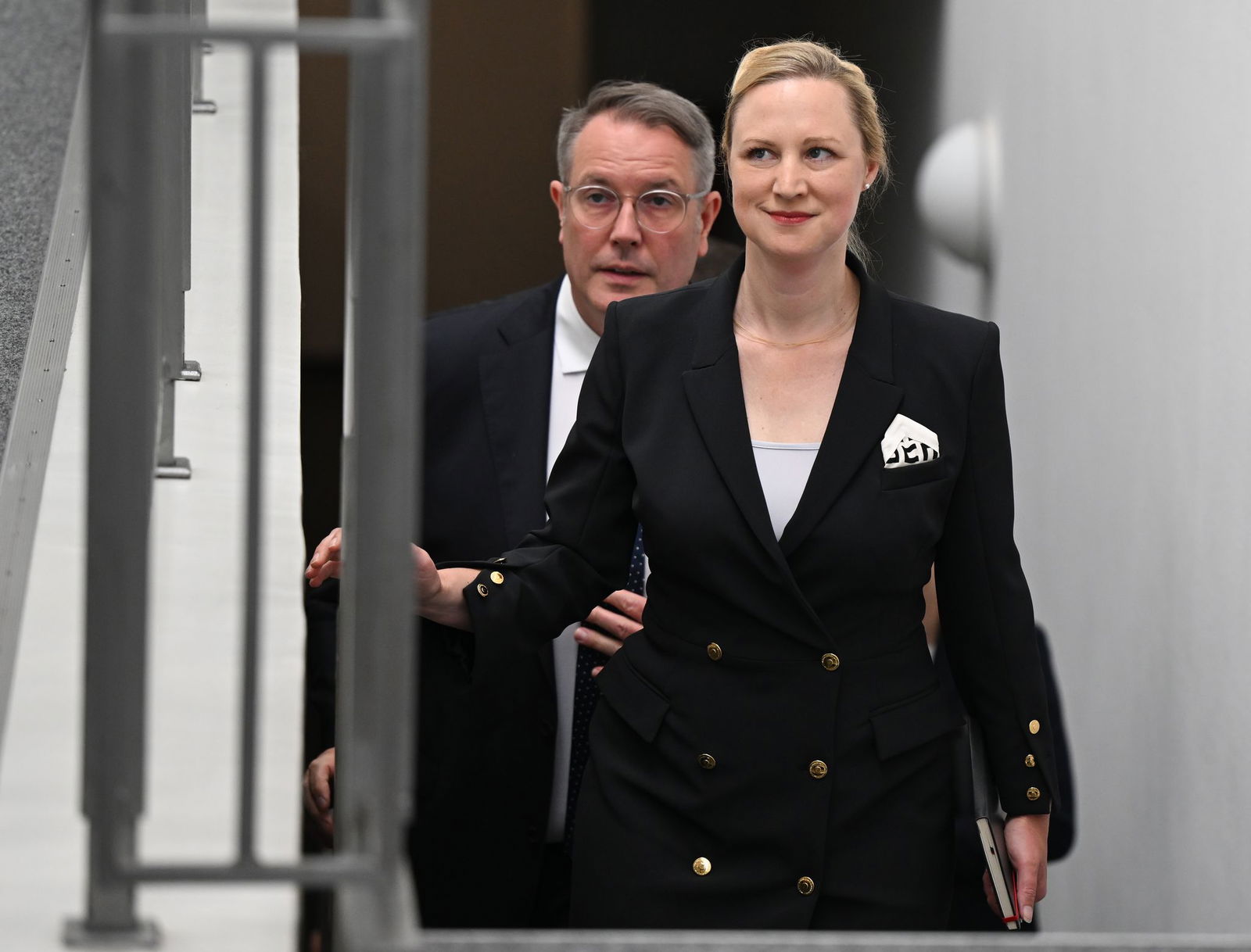 Ministerpräsident Alexander Schweitzer kennt Dörte Schall bereits seit Juso-Zeiten. (Archivbild)