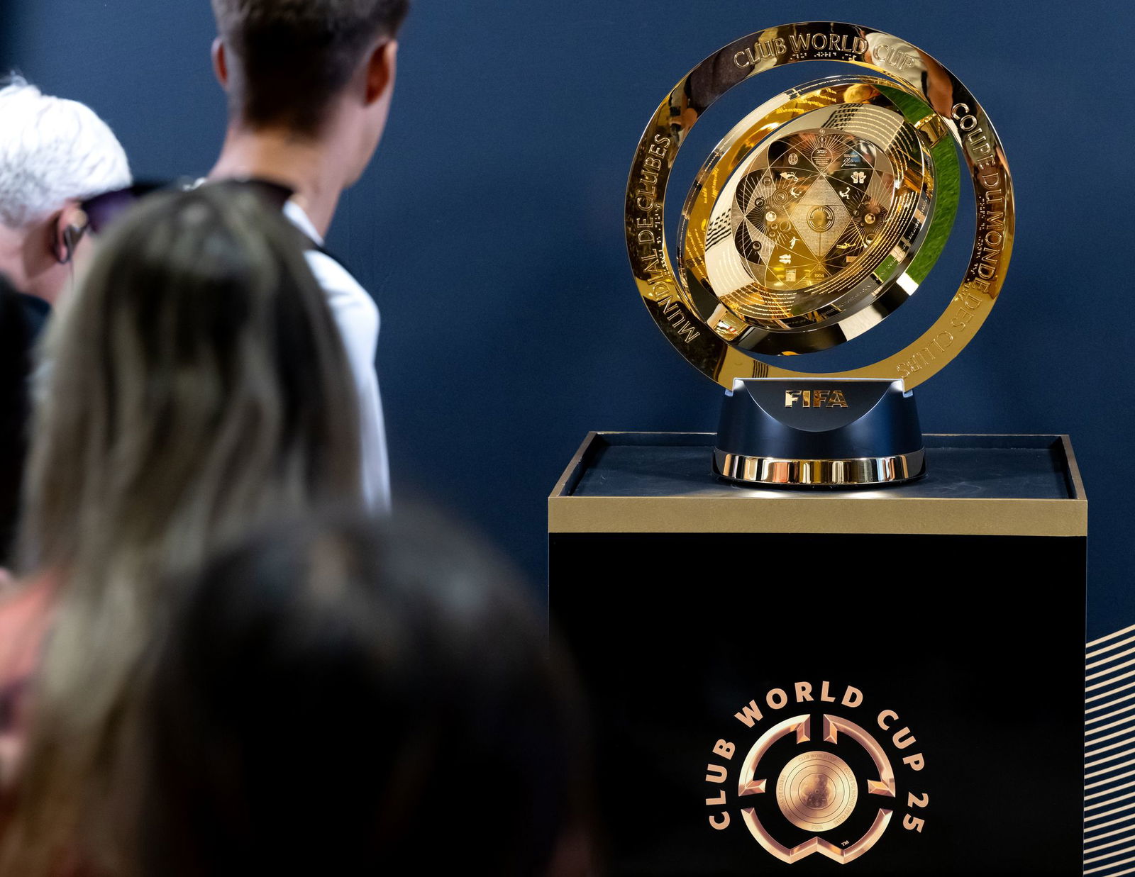 Im Trump Tower können sich Fans die WM-Trophäe ansehen. 