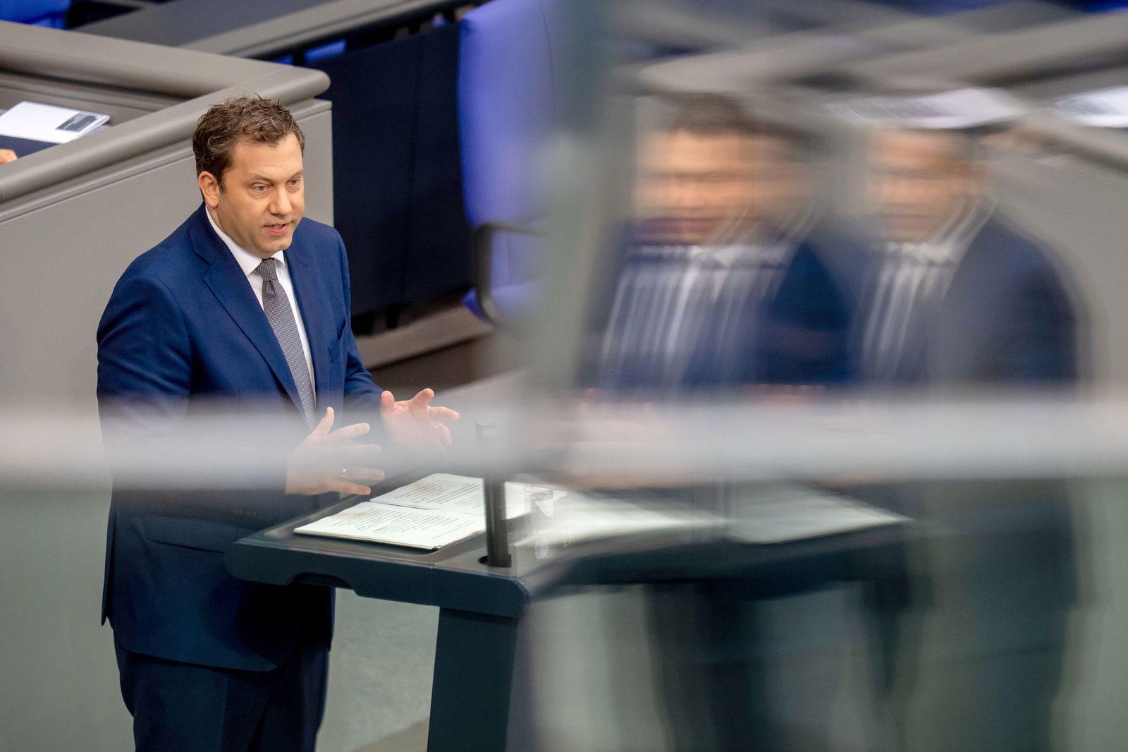 Finanzminister Klingbeil bringt den Haushalt in den Bundestag ein