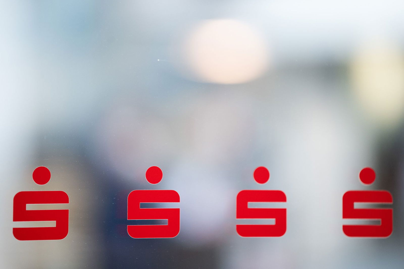 Die Sparkassen im Land sehen leichte Erholungszeichen in der Südwest-Wirtschaft. (Archivbild)